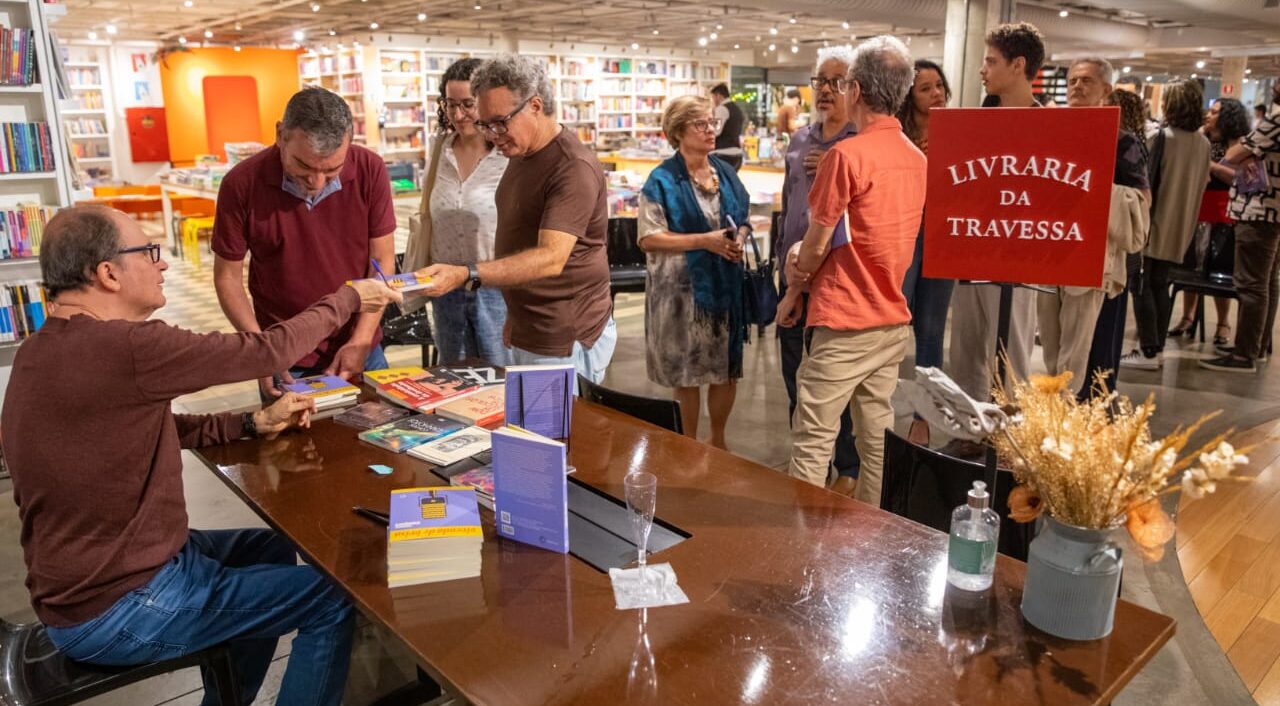 Lançamento do livro "Vivendo de Brisa" (2024) de Fernando Marques - Foto: Geovana Albuquerque